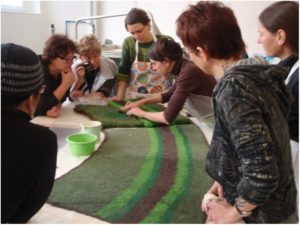 Besucher beim werken im Textilraum. Quelle: Textiles Zentrum Haslach